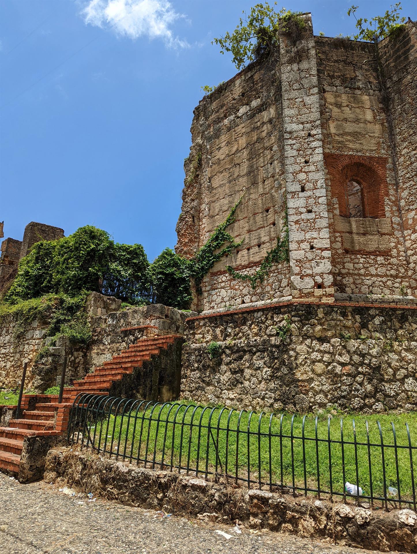 Senderos para caminatas — Plaza de la Hispanidad